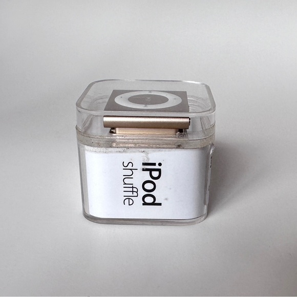 Apple iPod Shuffle 4th Generation 2 GB Gold Model A1373 - Picture 5 of 8